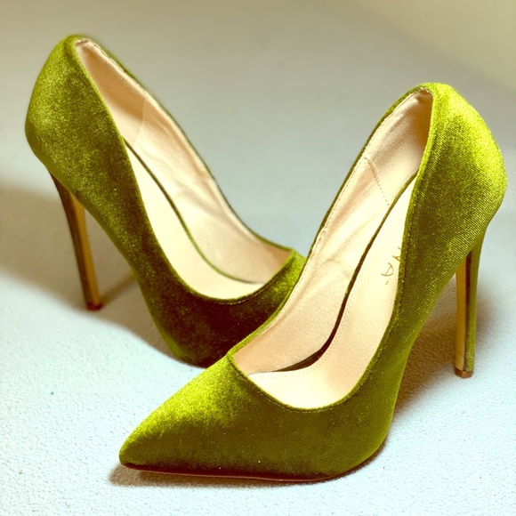 Liliana Olive Green Velvet Pumps 